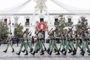 La Legión, ante la fachada del Ayuntamiento de Granada en el acto de este 2 de enero.