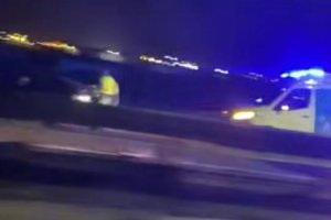 Imagen de la atención sanitaria en el accidente múltiple que tuvo lugar ayer en la circunvalación de Roquetas de Mar.