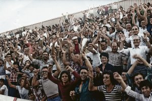 Grada de fondo sur del ‘Franco Navarro’ en 1978. Entonces no hacía falta un animador que pusiera música por los altavoces ni calentara a una afición que ya venía alterada desde su casa.