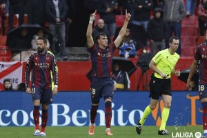 Carlos Espí celebrando una gran actuación en Sevilla con gol incluido.