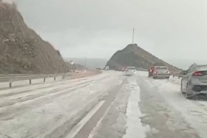 Vehículos detenidos en la A-7 a causa de la granizada.