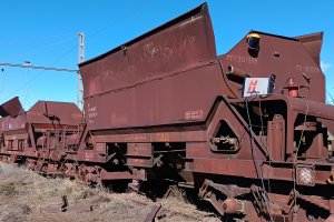 Las últimas tres tolvas TT3 de mineral de hierro siendo desguazadas este mes de enero en Huéneja-Dólar tras llevar apartadas desde octubre de 1996.