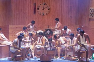 Un momento de la actuación de Los ahumaos en el concurso del Carnaval de Cádiz 2025.