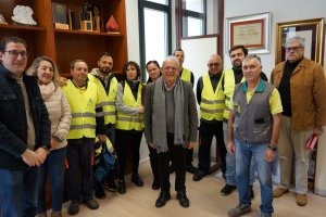 El alcalde vicario, Antonio Bonilla, junto a los nuevos operarios.