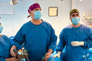 El Dr. Felices en una intervención con su equipo.