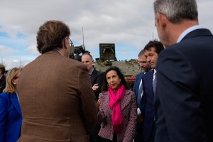 La ministra de Defensa, Margarita Robles, junto al presidente de Indra tras la recepción de los primeros 8x8 Dragón en la base de La Legión.