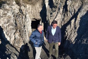 El delegado de Cultura, Juan José Alonso, visita el yacimiento arqueológico de Villaricos, en Cuevas del Almanzora.