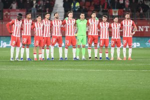 Los futbolistas del Almería en el minuto de silencio en la previa del partido ante el Depor.
