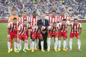 Alfonso García posando con aquel Almería de cuatro entrenadores.