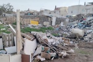 Suciedad acumulada en un solar de Los Almendros que se ha limpiado