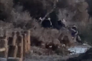 Imagen tomada por el policía local, con personas en El Perdigal antes de ser detenidas.