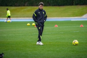 El entrenador, pensativo en el Anexo del Estadio de los Juegos Mediterráneos.