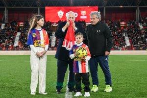Guillermo Blanes besa la camiseta que ama con todas sus fuerzas.