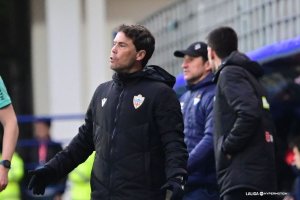 Rubi en la banda de Ipurúa dando instrucciones en el partido Eibar-Almería.
