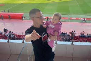 Rubén José Pérez Robles con su hija en el Estadio de los Juegos Mediterráneos.