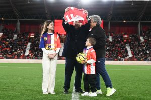 El fundador del Almería levanta emocionado la camiseta de la UDA.