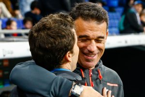 Rubi y Luis García Plaza se abrazan antes de uno de sus duelos.