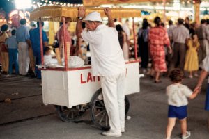 Los humildes helados que vendían en los carrillos por la calle y por la Feria nos parecían entonces el manjar más preciado de los veranos.