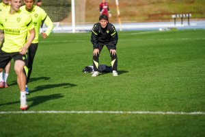 Rubi, pendiente de los futbolistas en el Anexo del Mediterráneo.