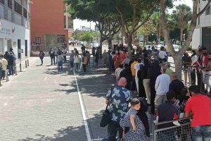 Ciudadanos extranjeros esperan para acceder a la Oficina de Extranjería.

REMITIDA / HANDOUT por SUBDELEGACIÓN
Fotografía remitida a medios de comunicación exclusivamente para ilustrar la noticia a la que hace referencia la imagen, y citando la procedencia de la imagen en la firma
04/2/2022