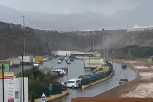 Una cascada de agua cayendo a la rambla de Las Alberquillas, cerca de Balanegra.