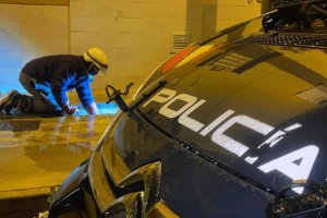 Un agente durante la Operación Blas de Lezo, lanzada en Pescadería.
