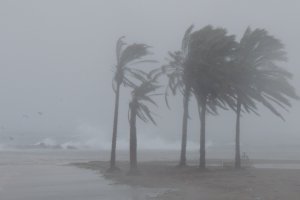 La fuerza del temporal 'Kristin' en las playas de la capital almeriense a primera hora de este miércoles.