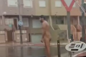 Un hombre se pasea desnudo bajo la lluvia en Roquetas de Mar.