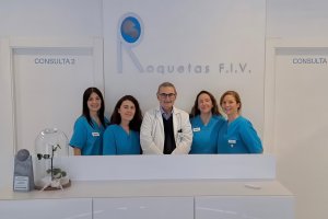 El Dr. Khouri con su equipo de Roquetas FIV.