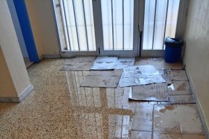 Agua en una de las entradas al CEIP Llanos de Marín