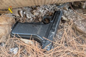 Durante la huida, el ladrón se deshizo del arma que había empleado en el robo; posteriormente, fue encontrada en el suelo.