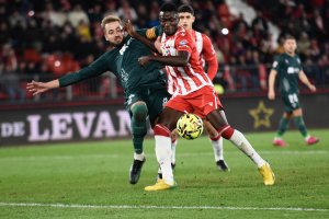 Pulido en una jugada con Soko en el Almería-Huesca.