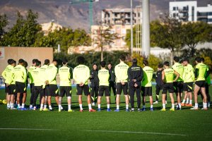Charla de Rubi a la plantilla en el Anexo del Estadio de los Juegos Mediterráneos.