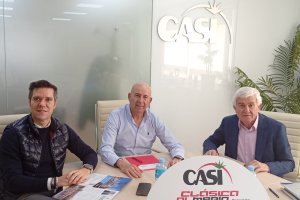 La cooperativa CASI, salida de la Clásica de Almería femenina 2026.