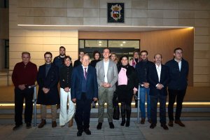 El alcalde de Vícar, Antonio Bonilla, junto al Subdelegado del Gobierno, Jose María Martín, y el equipo de gobierno municipal.