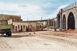 El último poblado del barrio de Las Almadrabillas. Las familias hacían vida en la calle por el mal estado de las viviendas. Año 1976.