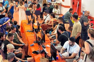 Participantes en un evento de videojuegos en Huércal de Almería.