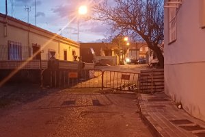Los vecinos no solo colocaron una puerta en un extremo de la calle también cerraron el paso con unas vallas de obra.