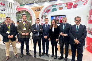 La presidenta de la APA, Rosario Soto, autoridades de la provincia de Almería y el presidente de Cajamar.