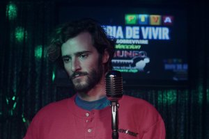 El protagonista de 'Yo la busco' canta  'La alegría de vivir' en un karaoke en el transcurrir de su aventura nocturna por Barcelona.