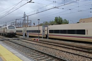 El Alvia vuelve a quedarse estacionado en Huércal-Viator junto a las locomotoras 334 del Intercity.