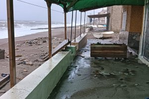 Vivienda de Balerma de las que se ha visto acechada por las olas.