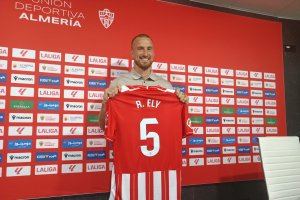 El central brasileño, como un niño con zapatos en el Almería.