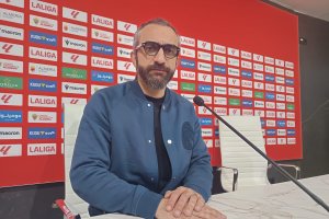 El Assy posa para LA VOZ de Almería después de la presentación de Rodrigo Ely.