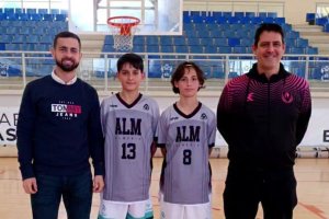 El concejal de Deportes veratense junto a los miembros de la selección.
