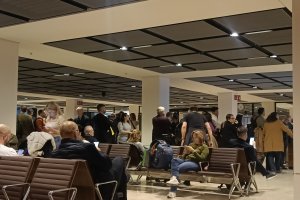 La expedición almeriense a Fruit Logística, pasa horas en la puerta de embarque.