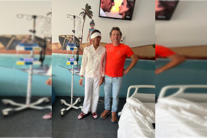 Antonio Huete, jefe de Neurocirujía en Torrecárdenas, junto a su paciente.