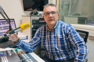 Francis Martín Expósito en el estudio de la Cadena SER donde se grabó el segundo episodio de 'Pegados a la cal'.