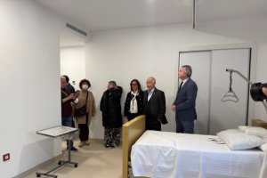 El delegado de Salud ha visitado la residencia de Roquetas de Mar junto al alcalde y autoridades.