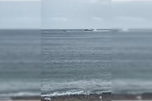 La patrullera de la Guardia Civil, detrás de varias narcolanchas este sábado 7 de febrero.